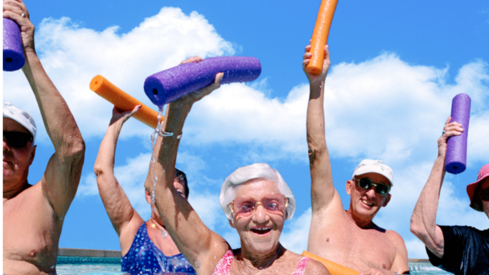 Exercising in the water strengthens the elderly.